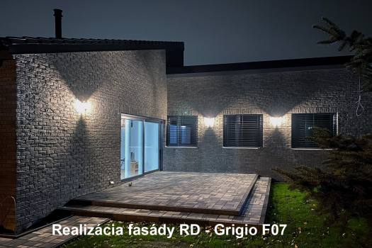 Šedé tehličky Grigio F07 na fasade rodinneho domu